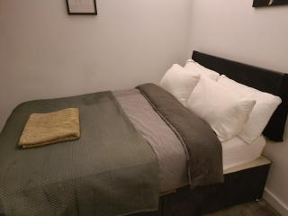 3 double beds, 2BR free parking and Wi-Fi - 4