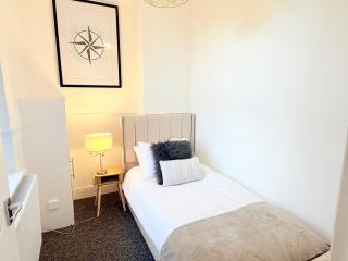 4 bedrooms 8 beds Wi-FI smart tv games room - 9