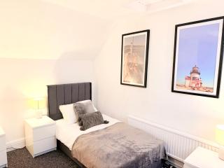 4 bedrooms 8 beds Wi-FI smart tv games room - 1