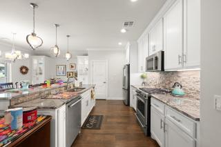 Chic 4BR Retreat Near Downtown - 2