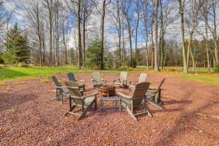 Hot Tub and Lake Access Spacious Tobyhanna Home - 8