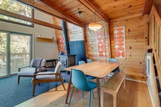 Charming Pinecrest Cabin with Private Deck - Strawberry - 6