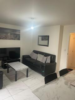 New 4 Bedroom House Sleeps 7, 5mins Etihad, Coop Live, City Centre - 8
