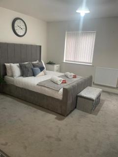 New 4 Bedroom House Sleeps 7, 5mins Etihad, Coop Live, City Centre - 4