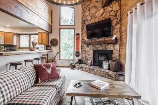 Spacious 3BD & Loft Villa - Convenient to Slopes - 2