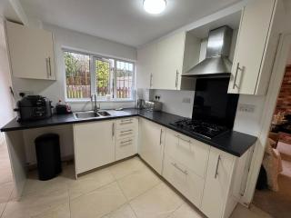 Modern 3-Bed Home Near Birmingham City Centre - 2