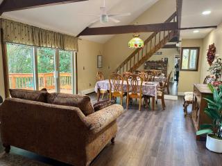 WOW!! Ultimate Pocono Retreat, Hot Tub, Game Room, Deck, Lakes, Skiing, Pools - 2