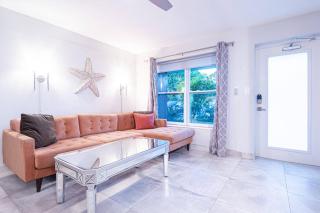 Wilton Manors 2BR Bungalow, Private Pool, Sleeps 6 - 4