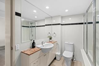 Central City 2BR Apt with Balcony, Pool, Gym and WiFi - 4