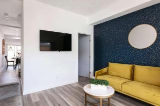 Spacious LA Stay with Free Parking & Wi-Fi - 9