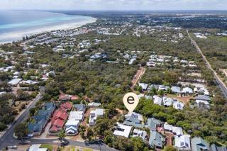 Seastream Haven - Stylish Coastal Escape with Garden - 7