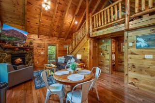 Honey Bear Getaway - Hot Tub Jacuzzi Sleeps 6 - 1