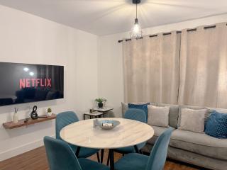 NEW Modern 2 Bedroom Apartment - City Centre - 7