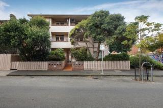 Stylish 1-Bed Apt with Parking in Heart of Fitzroy - 5