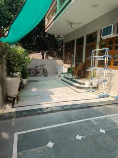 Elegant Escape in Gurgaon's Prime Location - 1