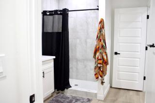 New SW Inspired Home, 9 Guests, Tesla Ready, Pet Friendly - 3