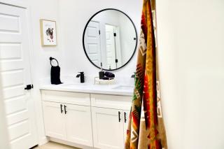 New SW Inspired Home, 9 Guests, Tesla Ready, Pet Friendly - 1