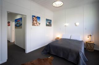 City Apartment - Steps to Cafés, Galleries & Coast - 9