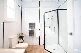 City Apartment - Steps to Cafés, Galleries & Coast - 6