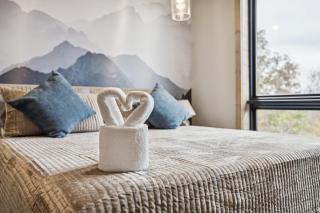 Sunshine Ridge Stays - Luxury cabin with Rooftop, Indoor Pool, Game Room & Hot Tub - 2