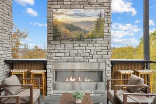 Sunshine Ridge Stays - Luxury cabin with Rooftop, Indoor Pool, Game Room & Hot Tub - 3