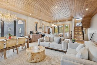 Sunshine Ridge Stays - Luxury cabin with Rooftop, Indoor Pool, Game Room & Hot Tub - 5