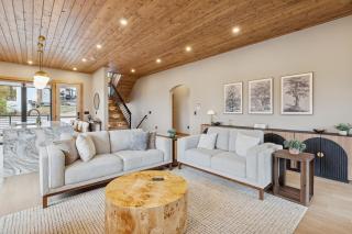 Sunshine Ridge Stays - Luxury cabin with Rooftop, Indoor Pool, Game Room & Hot Tub - 4