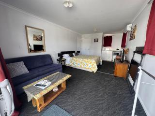 DELBROOK POINT COZY-STUDIO - 9