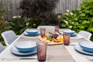 Bright & Spacious Getaway on Powell Street - 1