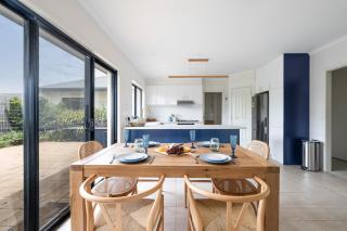 Bright & Spacious Getaway on Powell Street - 9