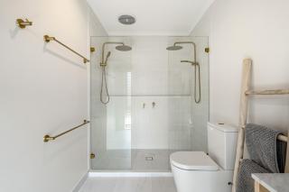 Bright & Spacious Getaway on Powell Street - 1