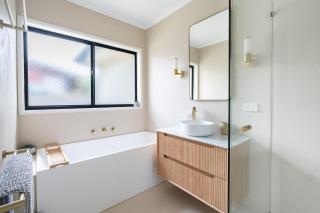 Bright & Spacious Getaway on Powell Street - 5