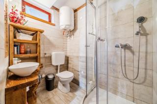 Nature Lodge With Sauna and Hot Tub - Happy Rentals - 2