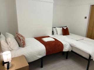 Cosy 2 bedroom Home-Birkenhead-Sleeps 4 - 9