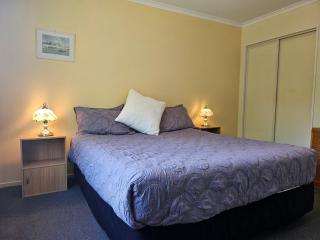 Fisherman's Friend - a spacious family beach home - Pohara - 2