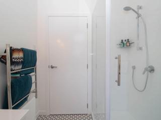 Blue Water Cottage - with beachfront coastal views - 7