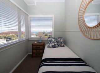 Blue Water Cottage - with beachfront coastal views - 5