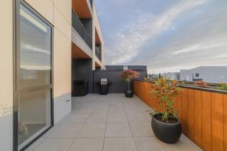 Stylish City Escape- 2BR with Private Deck - 6