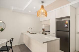 Modern 1BR West End Retreat by Housemark Escapes - 7