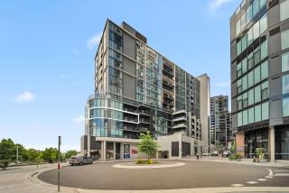 Sleek 2-Bed Apartment with Rooftop Garden Access - 2