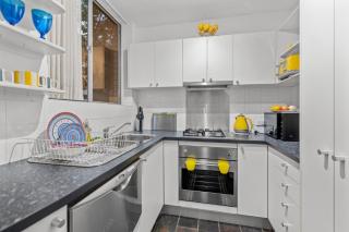 Charming 2 Bed Terrace in Prestigious Ascot - 3