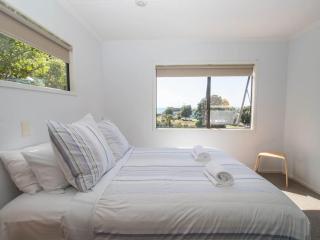 Aqua Vista On Arden - beachfront bach in Oakura - 2