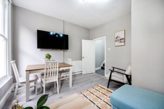 2 Bed 1 Bath Two-Story Apartment with Private Entrance - London - 8