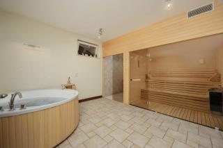 Luxury Villa with Home Cinema and Sauna & Jacuzzi by Renters Prestige - 7
