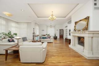 Luxury Villa with Home Cinema and Sauna & Jacuzzi by Renters Prestige - 2