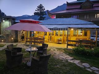 Grey Walls Mountain Huts & Cottages - 3