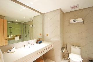 Luxu Hotel and Resort - 4