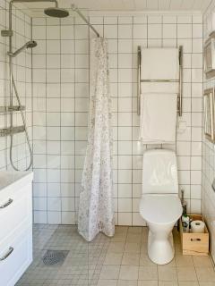 New Timber Holiday Home With Bay Views - 3