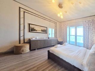 Grandeur Penthouse with beach access & Palm views - 8