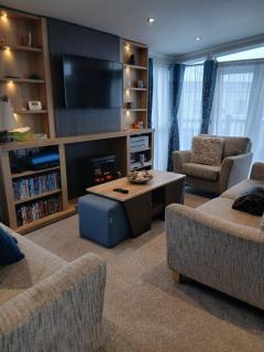 Stunning 7 Berth Lodge With Full-Wrap Decking, Heacham Beach, Norfolk Ref 21039F - 9